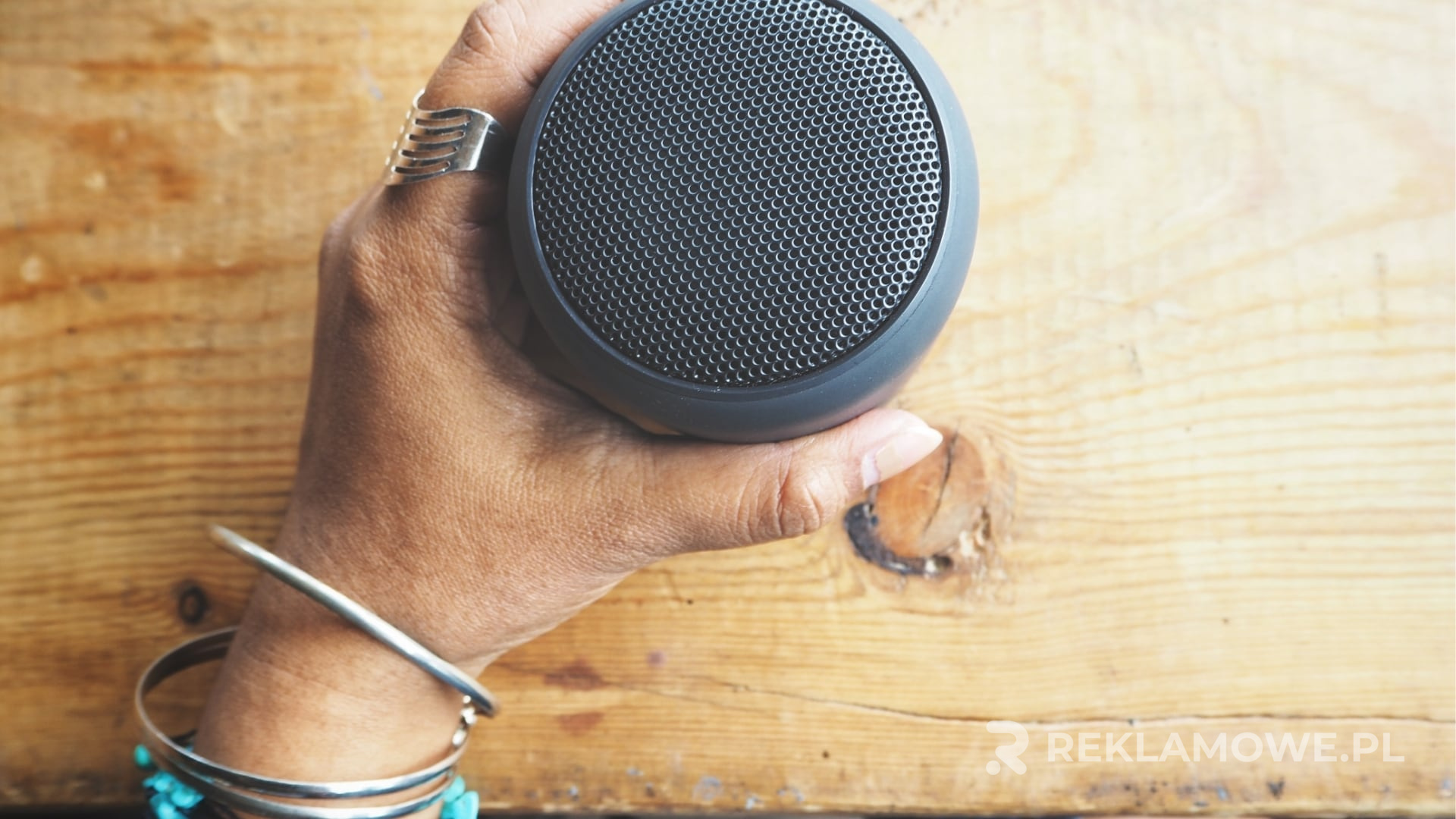 Dostosowane głośniki w przestrzeni reklamowej