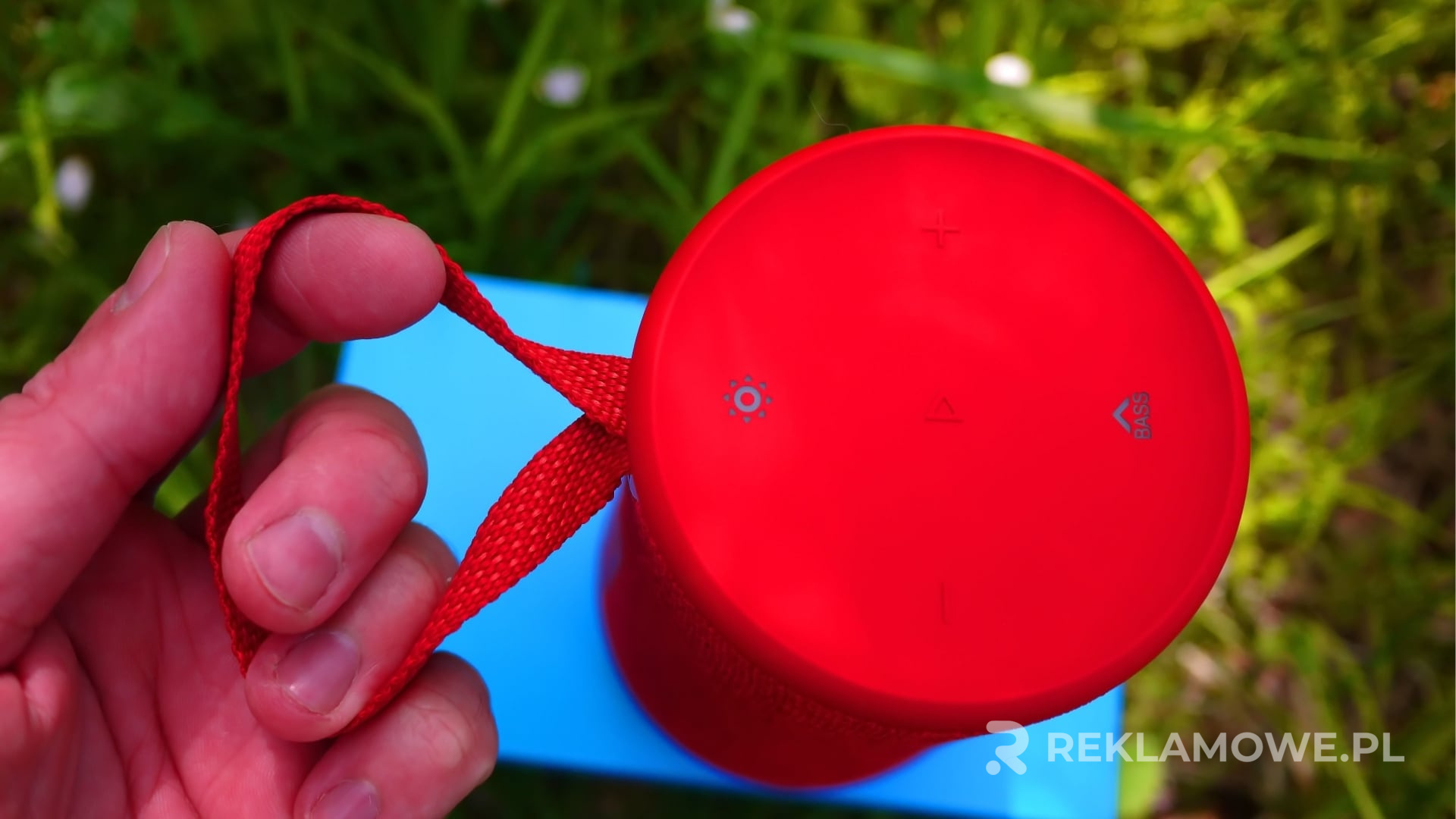 Głośniki reklamowe na tle biurowym