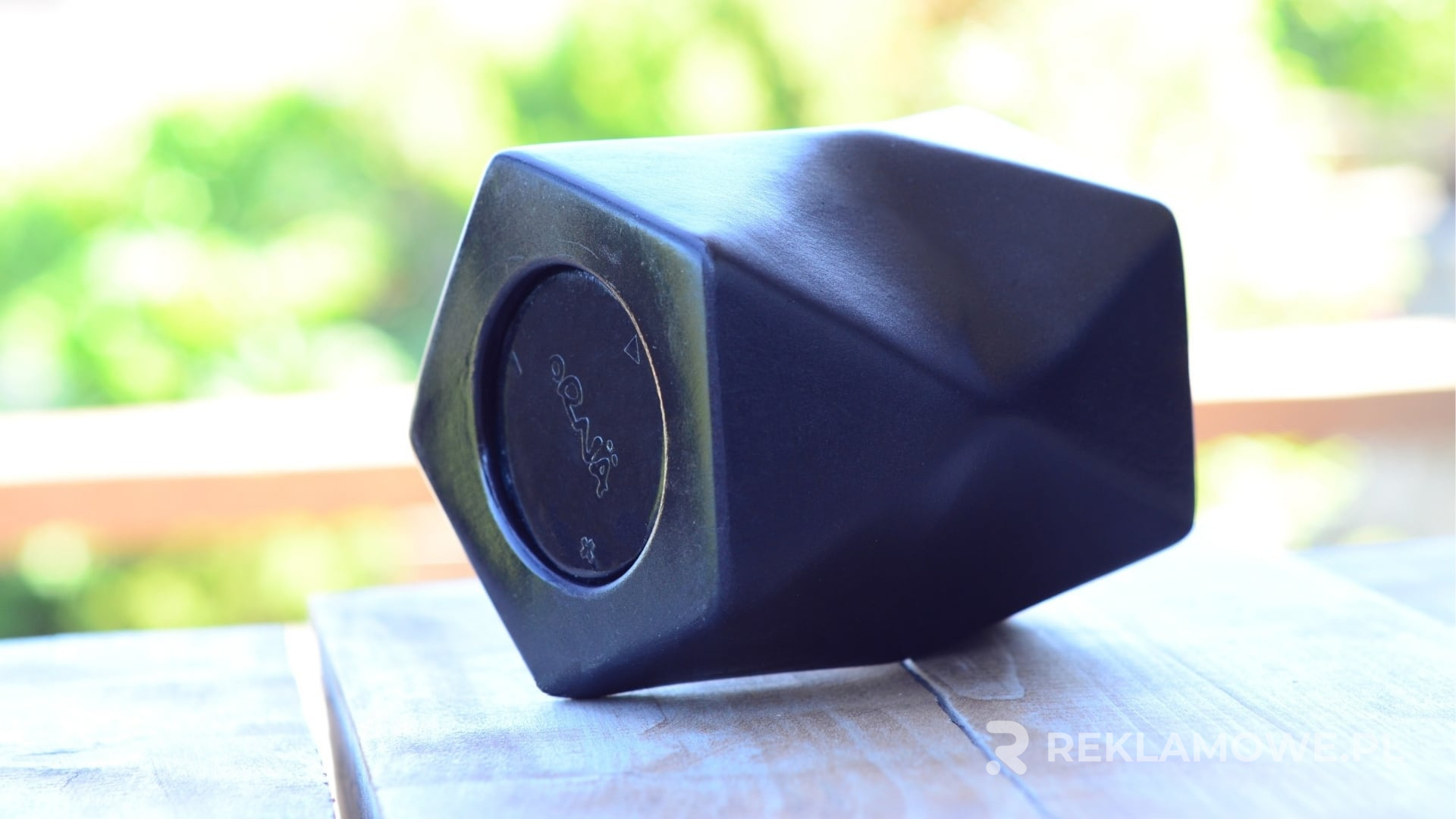 Głośniki reklamowe i tradycyjne na stole