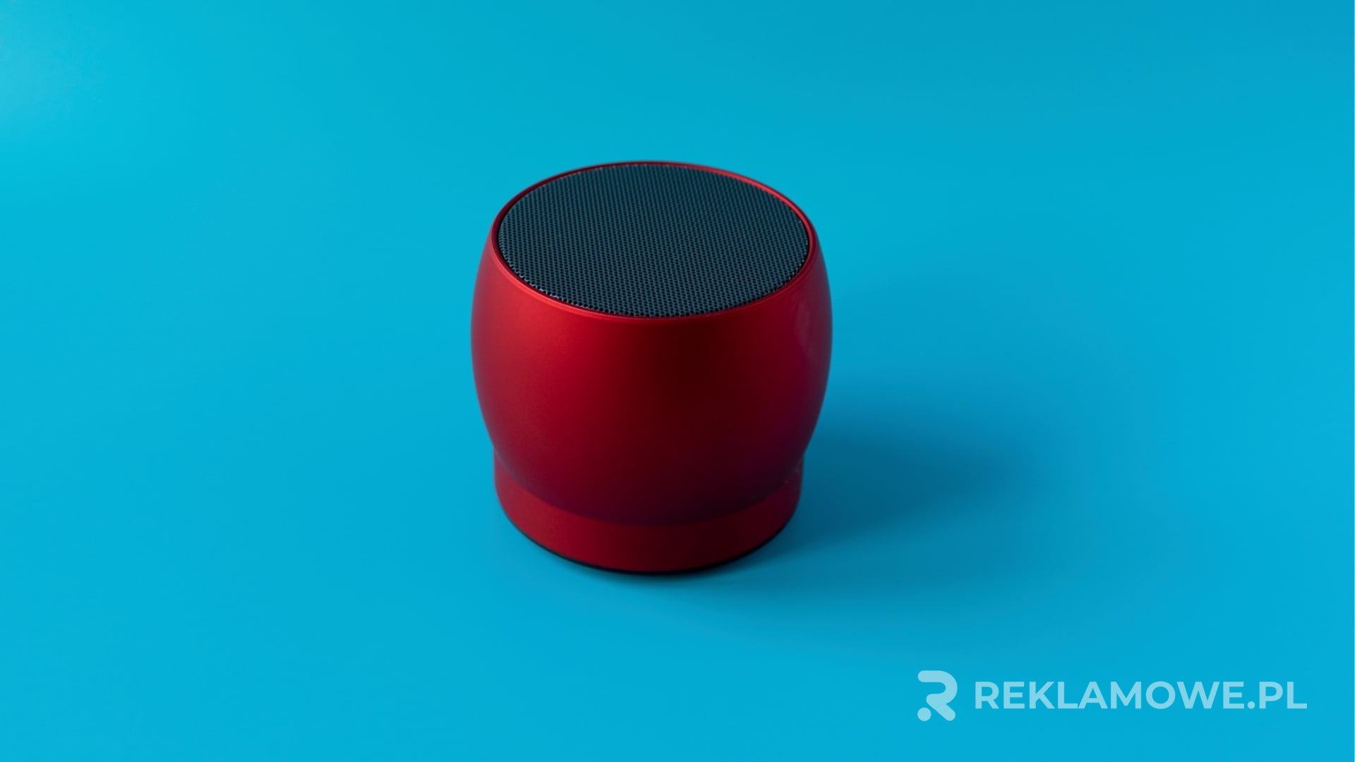 Głośniki reklamowe na tle miejskiego krajobrazu