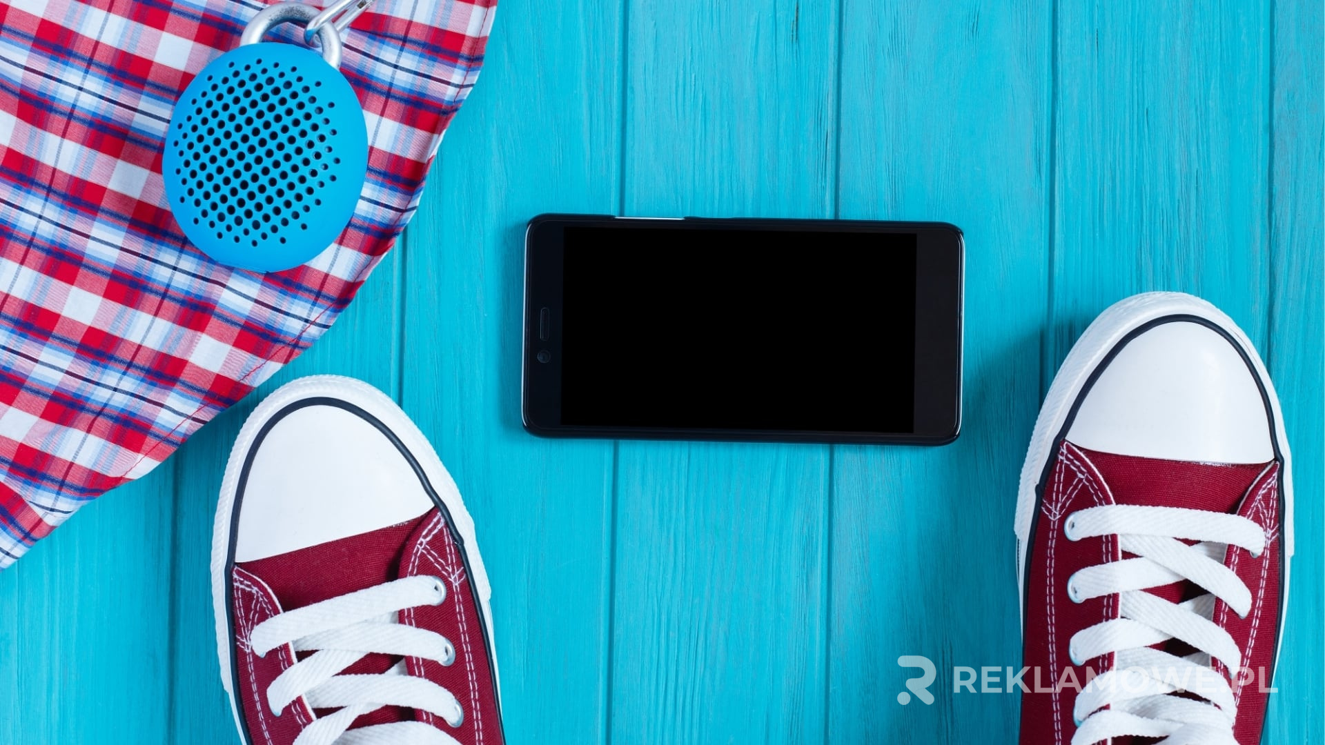 Głośniki reklamowe na tle biurowym